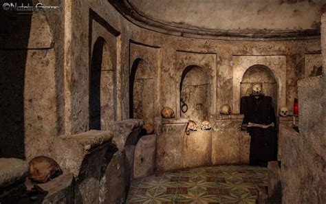 Interno del Putridarium (Scolatoio) con le sedute in pietra