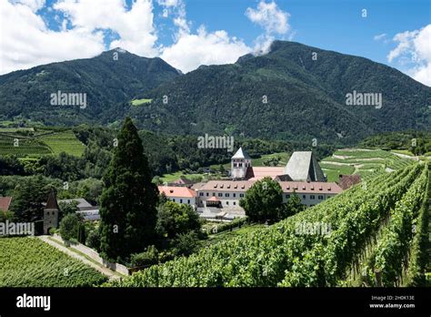 Veduta panoramica dell'Abbazia di Novacella e dei suoi vigneti