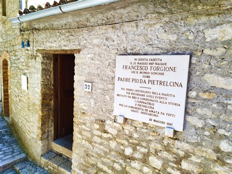 Foto storica della casa natale di Padre Pio a Pietrelcina