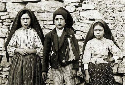 Foto dei tre pastorelli Lucia, Francisco e Jacinta