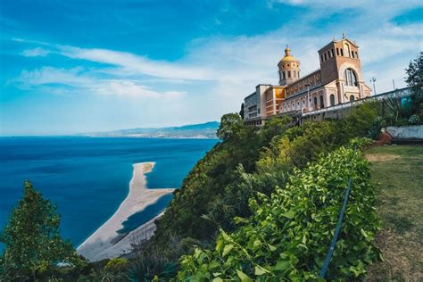 Panorama mozzafiato del Santuario di Tindari con i laghetti di Marinello e le Isole Eolie sullo sfondo.