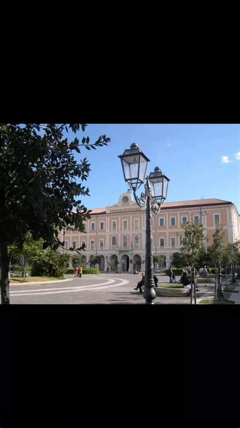 Foto esterna del complesso storico del Centro di Servizi Sacro Cuore con dettagli architettonici