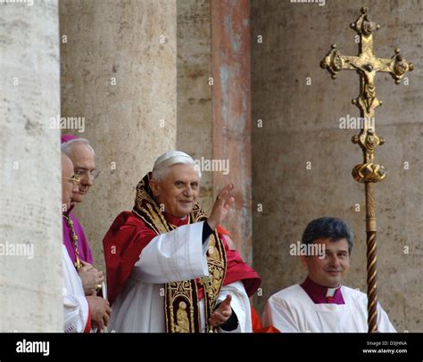Papa Benedetto XVI sul balcone di San Pietro dopo l'elezione