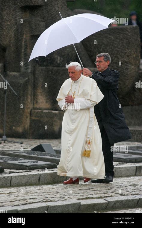 Papa Benedetto XVI in visita ad Auschwitz