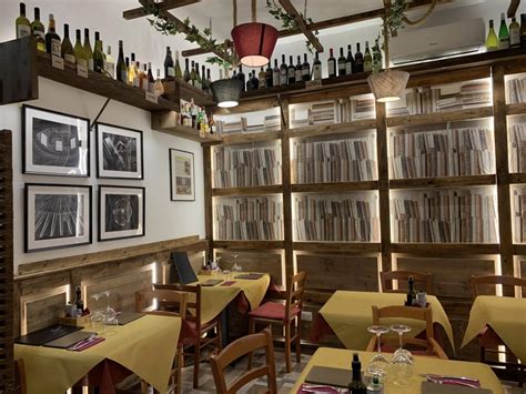 Foto interna della Locanda Gesù Vecchio, mostrando l'arredamento tradizionale e l'atmosfera accogliente
