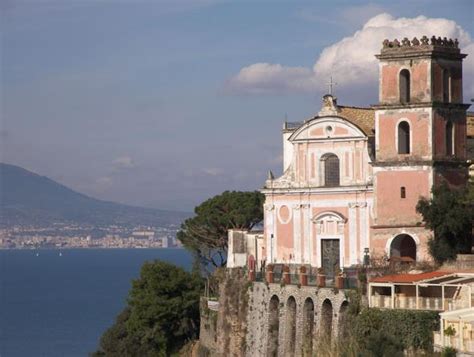 Vista panoramica della Cattedrale di Vico Equense affacciata sul Golfo di Napoli