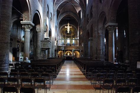 Interno della Cattedrale di Vico Equense con le tre navate e l'altare maggiore
