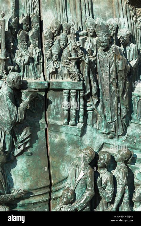 Dettaglio delle porte in bronzo e della facciata neogotica