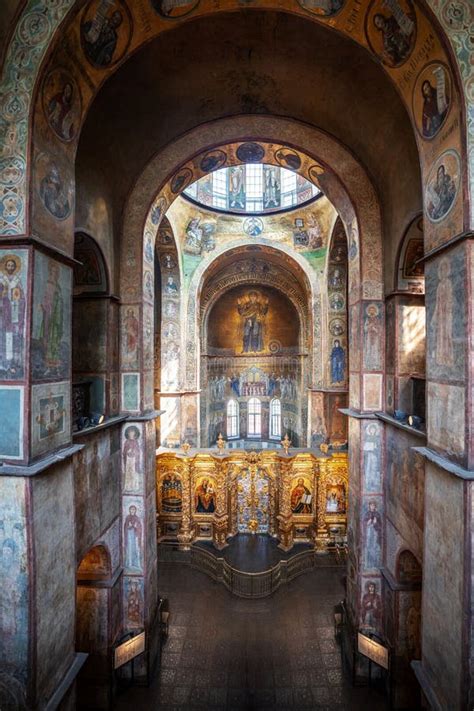 Interno della navata con vista sull'altare principale e sulla cattedra
