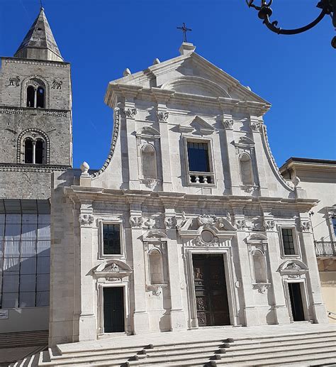 Veduta panoramica della facciata della Cattedrale di Santa Maria Assunta a Melfi
