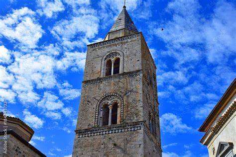 Dettaglio architettonico del campanile romanico di Melfi