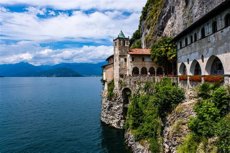 Veduta panoramica dell'Eremo di San Valentino incastonato nella roccia con il Lago di Garda sullo sfondo