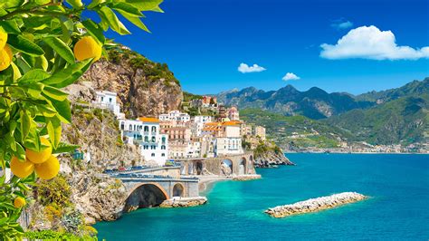 Foto aerea di un paesaggio costiero italiano in evoluzione