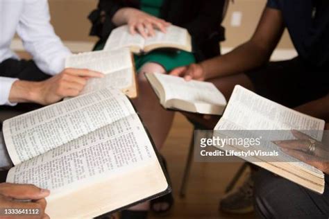 Foto di un gruppo di adulti impegnati in uno studio biblico o un momento di catechesi