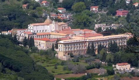 Veduta aerea dell'Abbazia di San Martino delle Scale immersa nel verde della vallata tra i monti palermitani