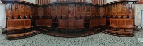 Dettaglio del coro ligneo intagliato e delle canne dorate dell'organo monumentale