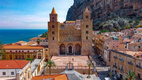 Foto panoramica di Cefalù con il Duomo e il mare