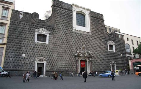 Primo piano della facciata a bugnato della Chiesa del Gesù Nuovo di Napoli
