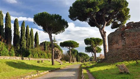 Famiglia che si diverte in un tour in bicicletta sulla Via Appia