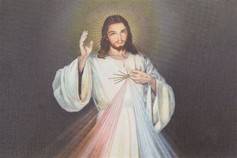 Una rappresentazione artistica di Gesù Misericordioso con i raggi rosso e pallido che scaturiscono dal suo petto.
