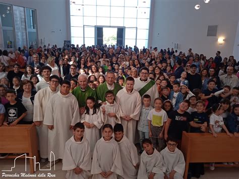 Seminaristi e giovani durante un'attività della Missione Giovani in parrocchia