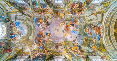 Interno del Santuario con affreschi e stucchi barocchi