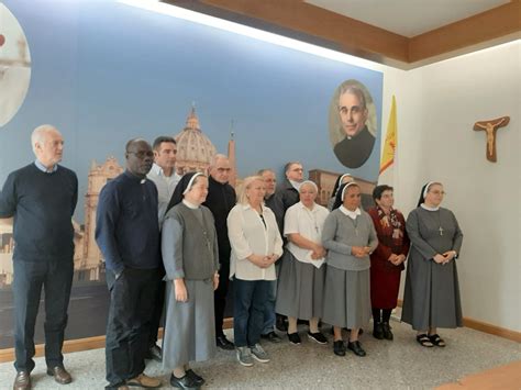 foto di gruppo durante un incontro di preghiera carismatica e adorazione eucaristica