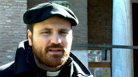 Ritratto di Padre Maurizio Botta con un sorriso accogliente