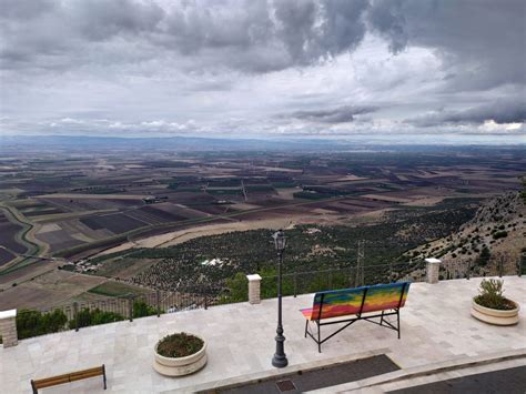 Render grafico della statua gigante di Padre Pio a Rignano Garganico con vista dall'alto