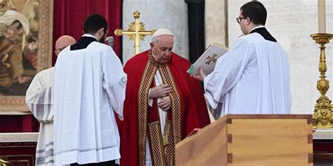Papa Francesco pronuncia l'omelia durante i funerali di Benedetto XVI