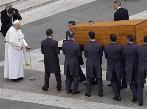 Papa Francesco posa la mano sul feretro di Benedetto XVI