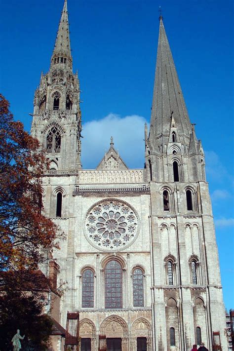 Dettaglio della facciata occidentale della Cattedrale di Chartres con i due campanili