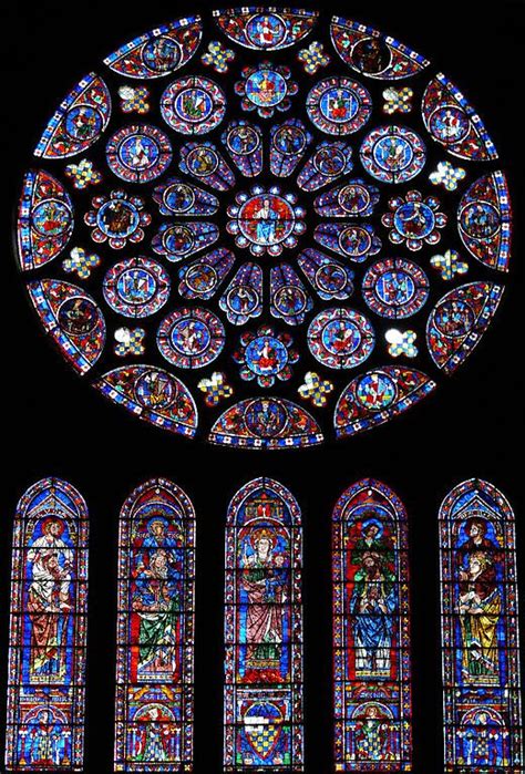 Dettaglio delle vetrate colorate della Cattedrale di Chartres, con particolare enfasi sul blu