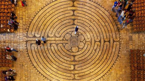 Foto dall'alto del labirinto pavimentale della Cattedrale di Chartres