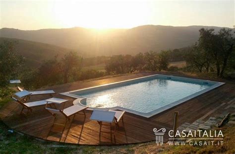 Foto panoramica dell'Agriturismo Divino Amore con giardino e piscina