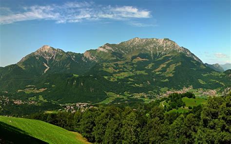 Veduta panoramica di Pasturo e delle montagne della Grigna in Valsassina