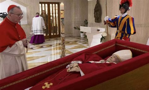 Immagine della salma di Papa Francesco esposta a Santa Marta, con la mitra e il rosario.