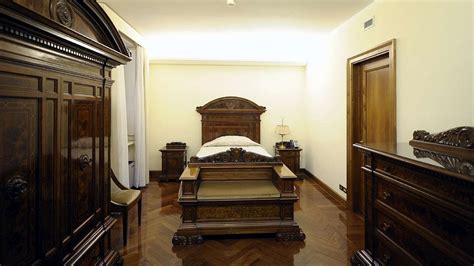 Interno di una suite della Domus Santa Marta, con arredi essenziali.