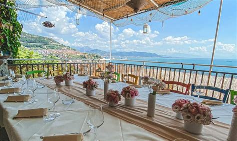 Vista panoramica sul mare dalla terrazza del ristorante Al Molino Santa Maria La Scala, con tavoli apparecchiati.