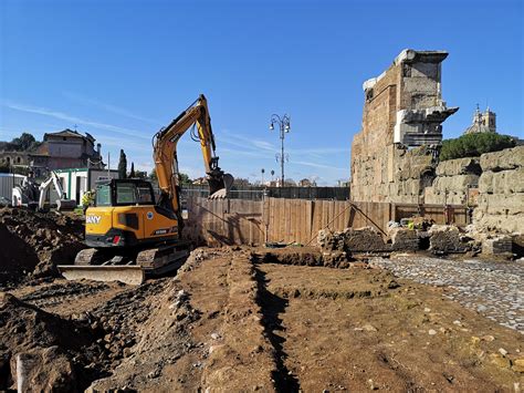Panoramica del sentiero con acciottolato antico e vegetazione mista di castagno e specie termofile.
