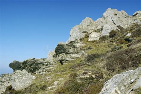 Affioramenti rocciosi e speroni che caratterizzano il versante meridionale del percorso.