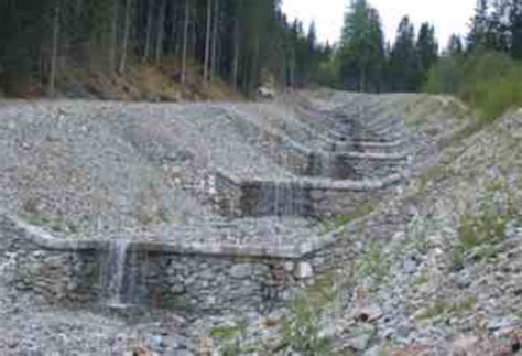 Dettaglio di un manufatto storico lungo il sentiero: briglie di consolidamento e muretti in pietrame trachitico.