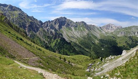 Panoramica della Val Monzoni con Malga Monzoni e il Lago delle Selle