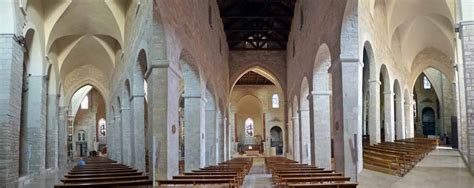 Interno della Chiesa Madre di Ficarra con le tre navate e l'altare maggiore