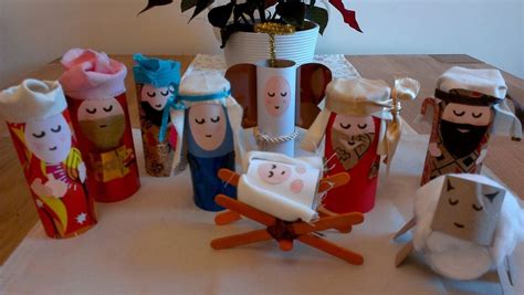 Illustrazione di bambini che realizzano personaggi per il presepe con materiali di riciclo.