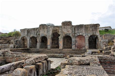 Resti delle terme romane antistanti l'Abbazia di Fossanova