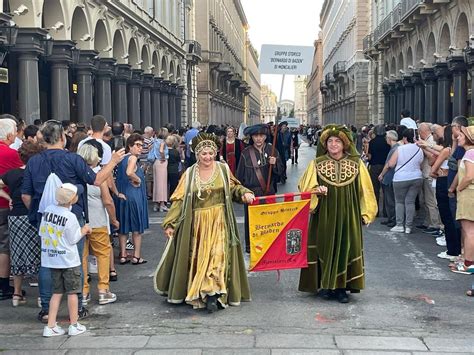 Foto di un corteo Pride con elementi religiosi in evidenza