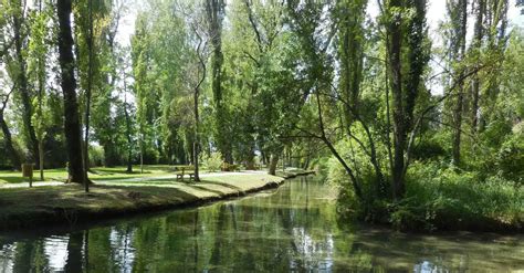 Foto panoramica di un eremo francescano immerso nella natura