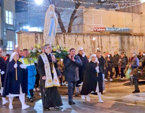 Foto della processione notturna della Madonna di Lourdes a Trani
