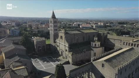 Foto panoramica del Duomo di San Martino Vescovo a Legnago, evidenziando la facciata neoclassica